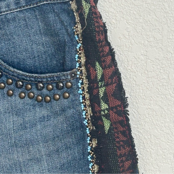 NWT BDG Freja Mid Rise Denim Shorts with Studs and Side Embellishment Size 27 - Picture 3 of 8